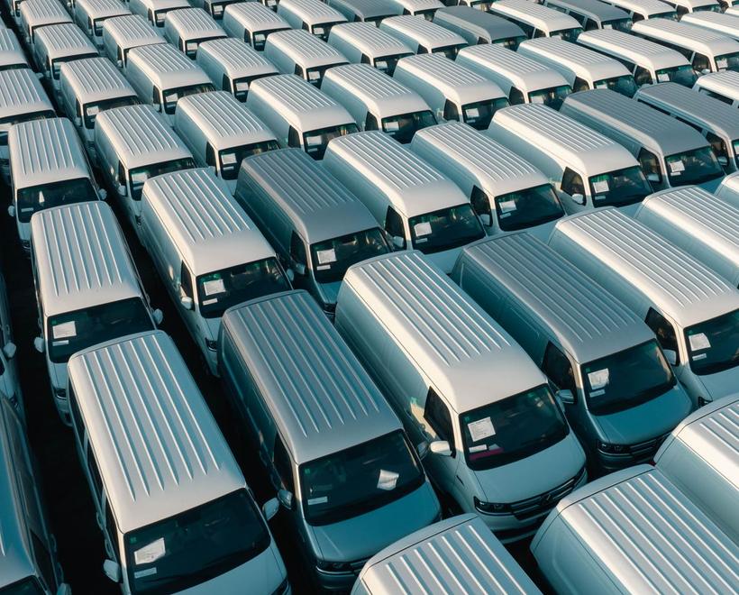 Frota de vans de carga enfileiradas — atendimento a frotistas e locadoras