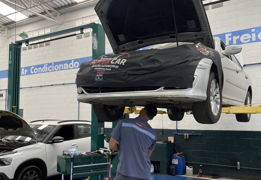 Técnico da Power Car atendendo um veículo no elevador