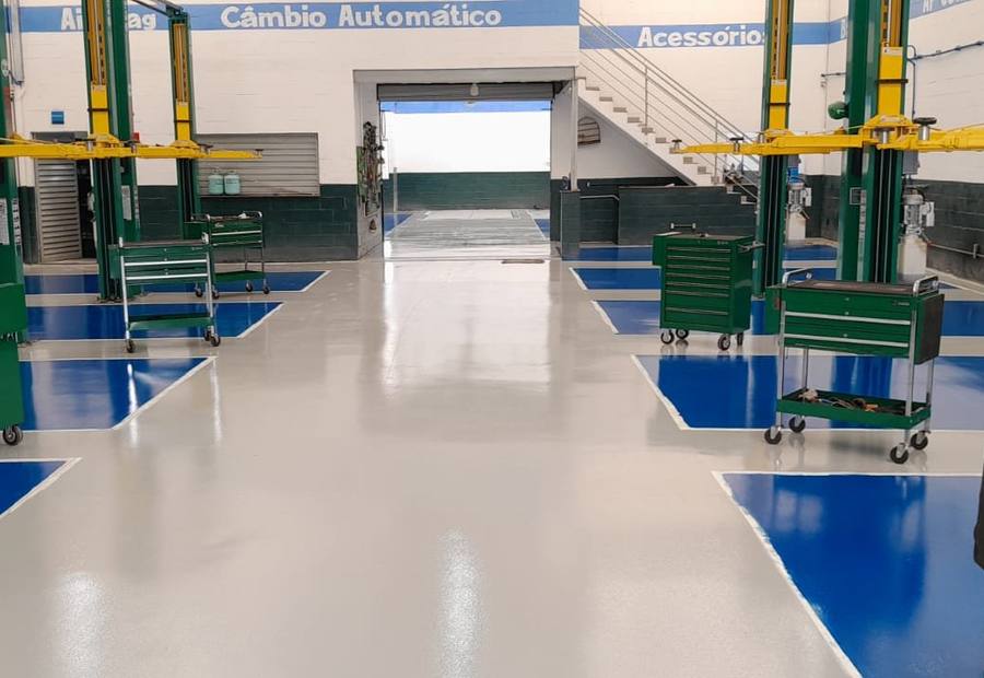 Corredor de boxes com elevadores da Power Car