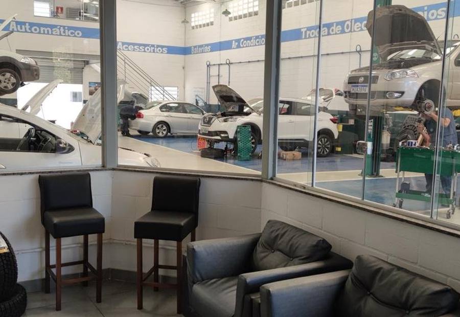 Sala de espera climatizada com vista para os boxes