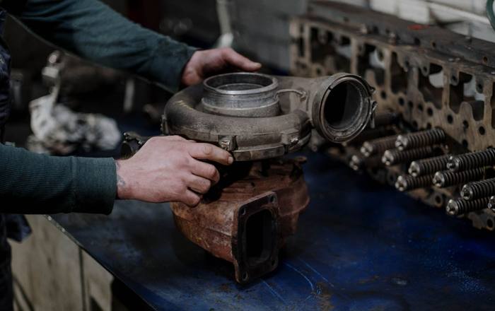 Turbina de motor diesel aberta sobre a bancada
